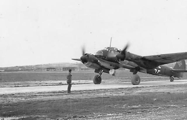 Un aereo tedesco Junker Ju-88 decolla da Catania