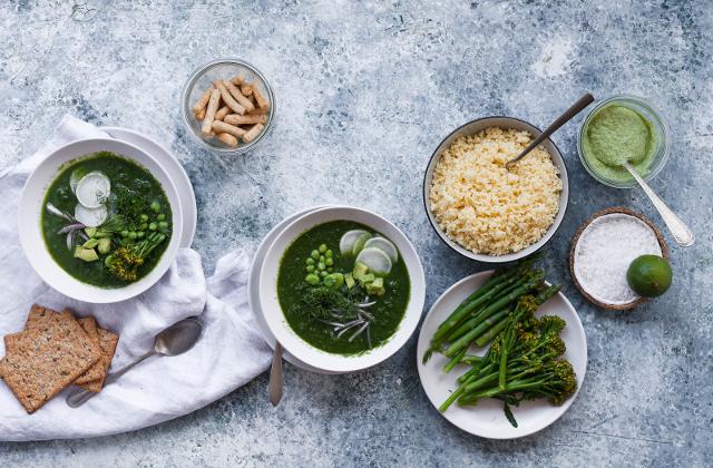 Zuppa di asparagi, spinaci e quinoa