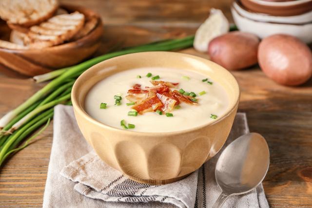 Zuppa di patate con aneto, cipolla verde e prosciutto