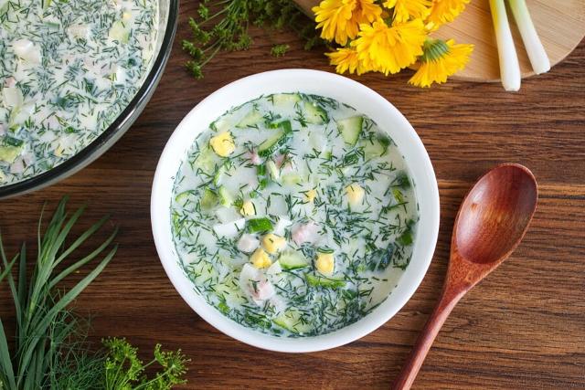 "Okroshka", la classica zuppa estiva russa con panna acida, sale, aceto, patate cotte e uova sode