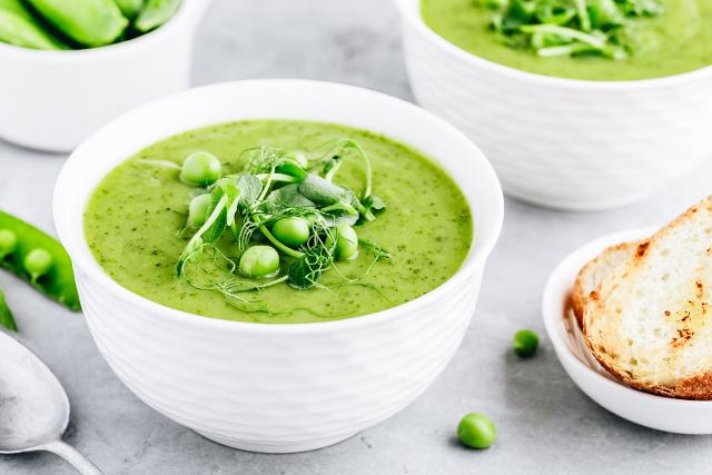 Zuppa con piselli, avocado e acqua di cocco