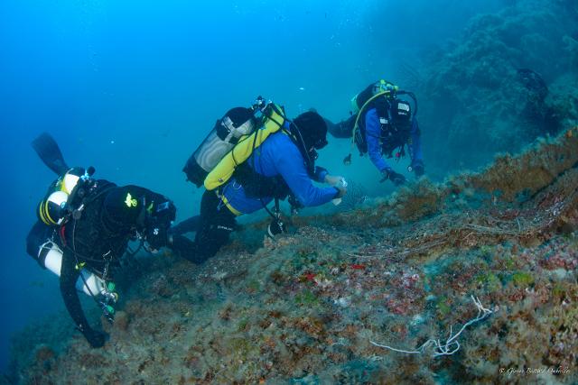 I fondali della Sicilia liberati da 3000 metri di reti fantasma