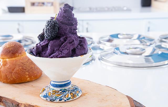 Una coppa di gelato ai gelsi neri della Gelateria L'Artigianale, a Pozzallo
