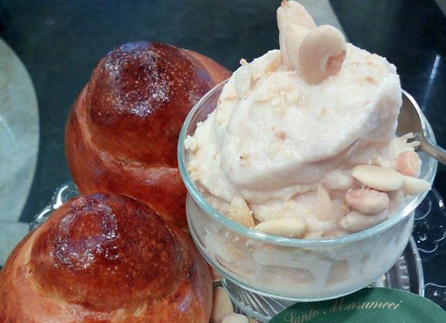 La mitica granita alla mandorla della Pasticceria di Santo Musumeci a Randazzo