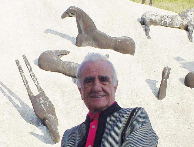 Ludovico Corrao davanti la Montagna di Sale di Mimmo Paladino