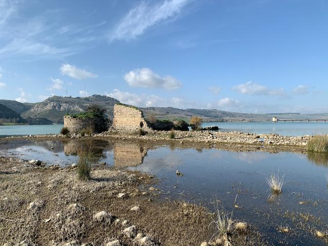 Dal lago Arancio riemerge il fortino di Mazzallakkar e Sambuca di Sicilia diventa ancora più preziosa