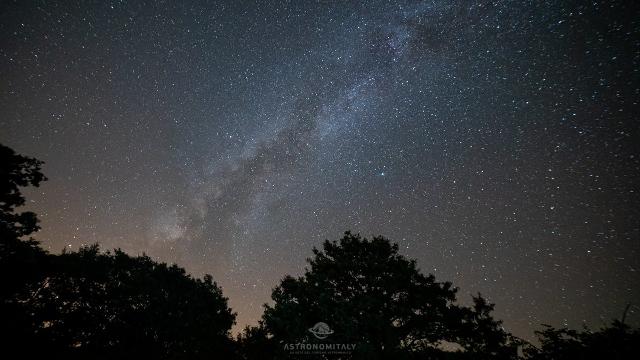 Il cielo stellato sopra il Borgo di Troina - ph Fabrizio Marra, Astronomitaly