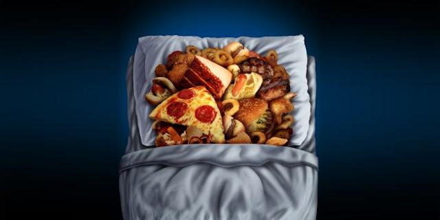 Consumare un pasto abbondante prima di dormire ostacola l'abbassamento della temperatura corporea in preparazione all'addormentamento...