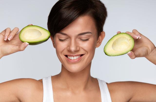 Per il viso, per preservare l'abbronzatura più a lungo, si possono applicare maschere a base di avocado e camomilla...