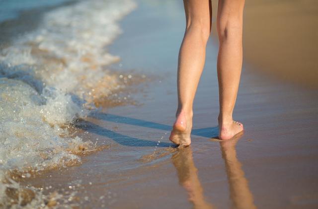 Camminate sul bagnasciuga: perfette per migliorare la circolazione