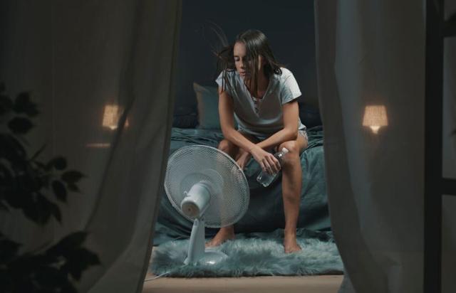 L'esposizione alle alte temperature durante il sonno comporta un aumento della veglia, una diminuzione del sonno a onde lente e rapidi movimenti oculari notturni...