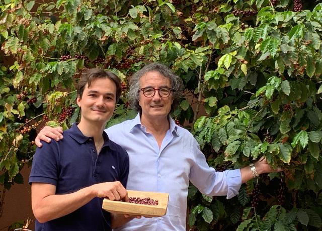 Andrea e Arturo Morettino davanti una pianta di caffè nativo siciliano