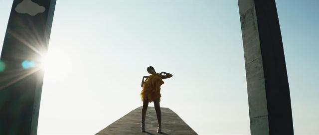 "Monumento per un Poeta Morto - Finestra sul Mare" di Tano Festa