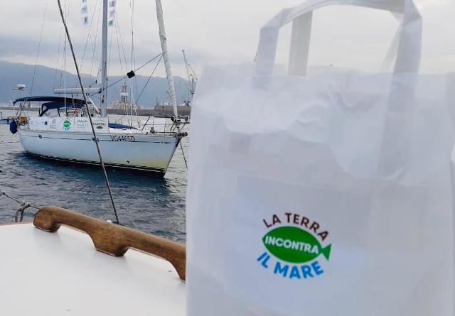 La borsa in tela con all'interno del materiale informativo ed una bottiglietta di olio evo Barbera da 100 ml.