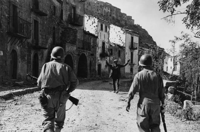 Gli Alleati entrano in paese dopo la "Battaglia di Troina", Agosto 1943 - Foto di Robert Capa