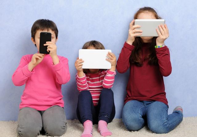 È vero che l'uso frequente di smartphone e tablet favorisce la miopia nei bambini?
