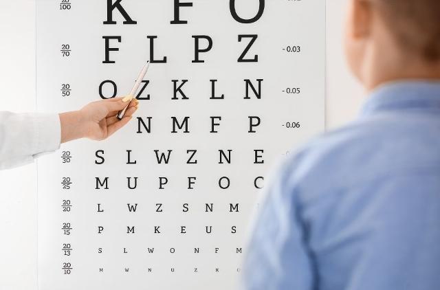 I bambini, spiegano i ricercatori, "utilizzano smartphone e tablet per lunghi periodi ininterrotti e a distanze di visualizzazione inferiori rispetto ai libri".