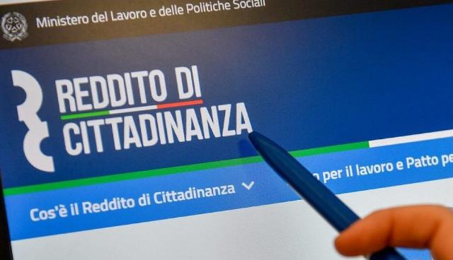 Qualora il nucleo familiare sia titolare di Reddito di Cittadinanza, l'assegno viene corrisposto congiuntamente a quest'ultimo (con cui è dunque compatibile), ossia attraverso la ricarica della carta Rdc.