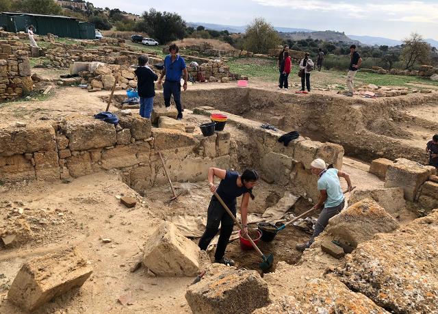 Scavi nella Casa III M del Quartiere ellenistico-romano di Akragas Scavi nella Casa III M del Quartiere ellenistico-romano di Akragas