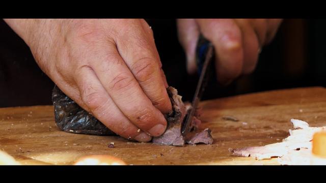 Il taglio della milza in un frame del documentario "IL RESPIRO DEL TEMPO. Meusa e quarumi"