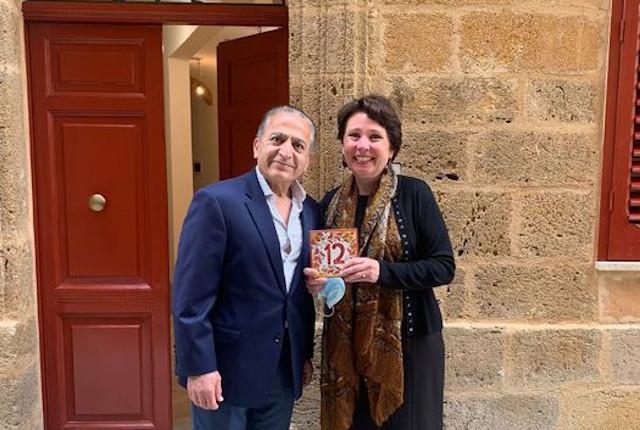 Massoud Ahmadi e Shelley Spencer davanti la loro casa a Sambuca di Sicilia