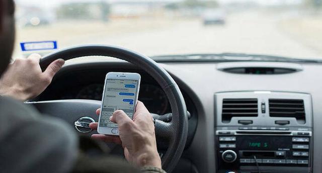 NO A SMARTPHONE, TABLET E PC ALLA GUIDA