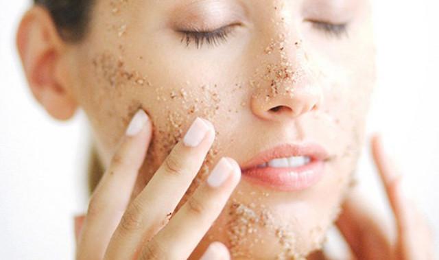 Una o due volte alla settimana è necessario rimuovere con un'esfoliazione le cellule morte che ostruiscono i pori del viso.