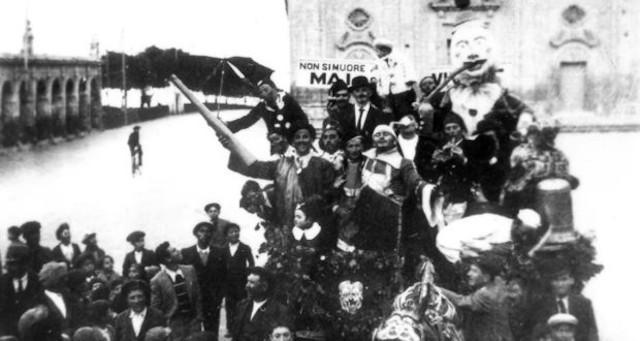 Foto storica del primo carro allegorico del Carnevale di Mellilli intitolato "Vivere - Non si muore mai"