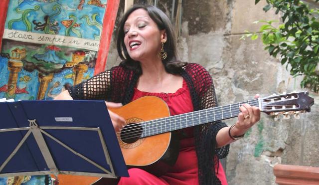 La cantastorie Sara cappello