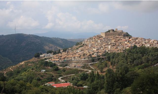Chi farà richiesta di trasferirsi a Montalbano Elicona, riceverà 5mila euro a fondo perduto. Una cifra che può essere incrementata in presenza di figli minori...