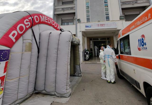 Con l'impennata di contagi gli ospedali palermitani e l'hub vaccinale corrono ai ripari