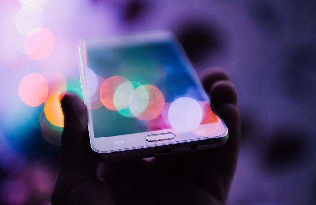 "WeVoz è un nuovo modo di essere social, di comunicare e relazionarsi con gli altri in maniera sana e senza dover restare incollato a uno schermo"