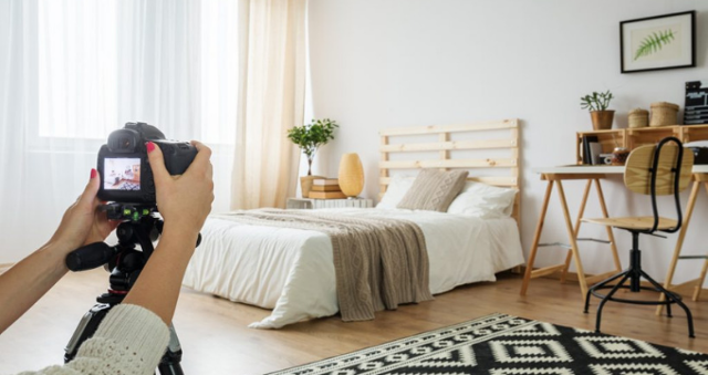 "Dopo che si è investito per preparare la struttura, gestirla e corredarla di tutti i servizi per il turismo, l'home stager è la figura che chiude il cerchio, definendo lo stile e l'identità visiva della casa..." "Dopo che si è investito per preparare la struttura, gestirla e corredarla di tutti i servizi per il turismo, l'home stager è la figura che chiude il cerchio, definendo lo stile e l'identità visiva della casa..."
