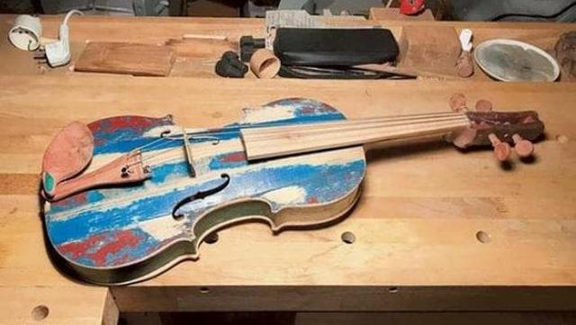 Un violino realizzato con il legno di un barcone naufragato a Lampedusa