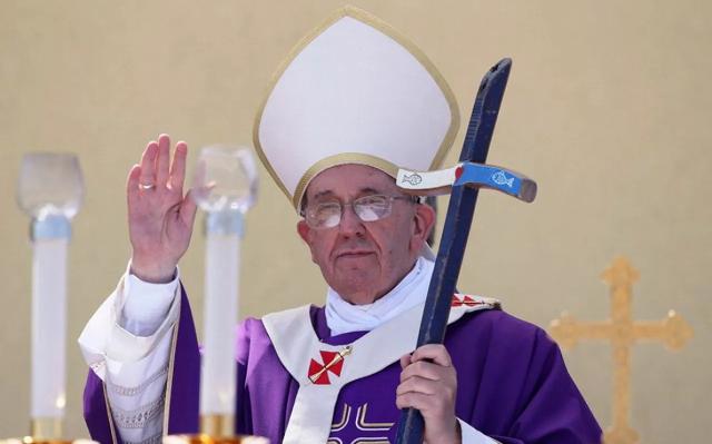 Papa Francesco con il pastorale realizzato da Francesco Tuccio con il legno dei barconi naufragati a Lampedusa