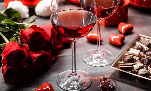 Un brindisi a base di bollicine e vino, accompagnato da un dolce al cioccolato, è la tendenza evergreen per la serata del 14 febbraio...