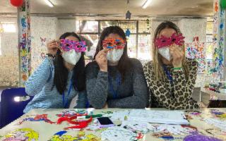 Vaccini in maschera al padiglione dei bambini a Palermo