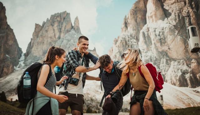 C'è chi chiede di partire per il viaggio di nozze con gli amici più stretti, in una sorta di prolungamento delle celebrazioni del giorno del sì...