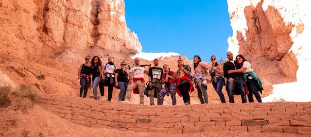 C'è anche chi considera l'idea di partire per il viaggio di nozze con un gruppo di sconosciuti...