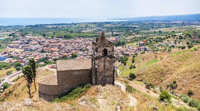 La chiesa del Santissimo Crocifisso che fa parte del complesso monumentale del Castello di Calatabiano