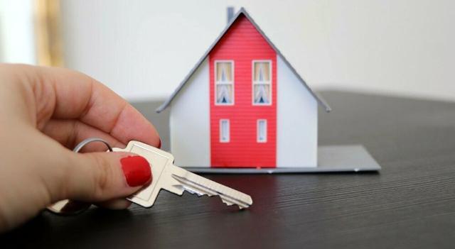 Oltre alle donne di casa, dal sondaggio di Vorrei.it, emerge che un'altra figura che spesso condiziona la decisione finale nell'acquisto è il consulente improvvisato di famiglia, il "miocuggino" di turno...