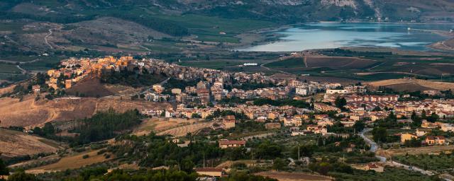 Sambuca di Sicilia e il Lago Arancio