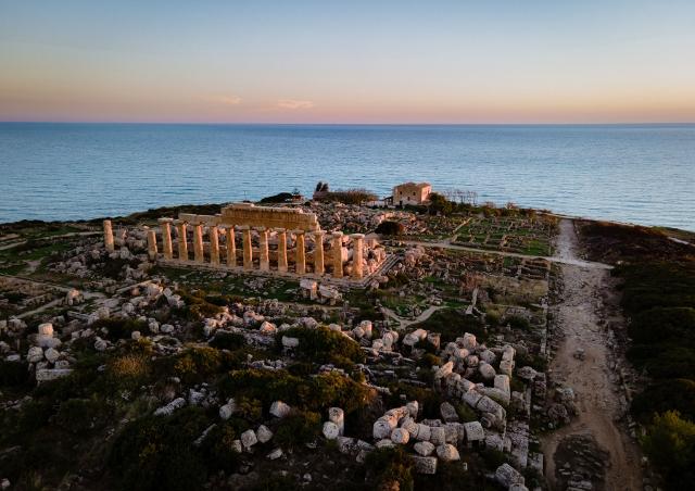 Il parco archeologico di Selinunte e il mare