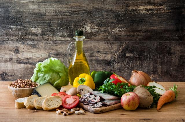 Alcuni degli alimenti che fanno parte della Dieta Mediterranea Alcuni degli alimenti che fanno parte della Dieta Mediterranea