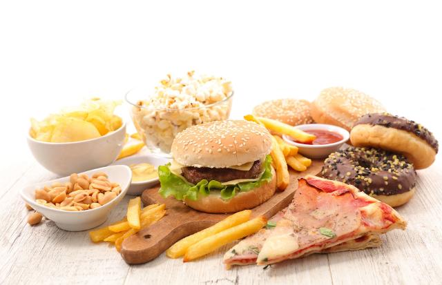 Fanno parte della categoria junk food, altrimenti conosciuto come cibo spazzatura, tutti quegli alimenti con alto apporto calorico ma poveri in principi nutritivi e ricchi invece di grassi saturi, colesterolo, sale da cucina, glucidi raffinati.