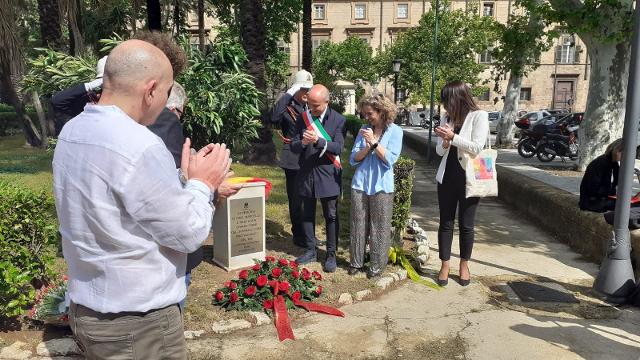 Gedenkstein zur Erinnerung an drei Generationen von Chronisten - Nino, Marcello und Nino Sofia - der Zeitung L'Ora di Palermo.<br></img> Villa Bonano” class=”lazyload” src=”https://foto.guidasicilia.it/2022/05/default-o/ceppo_onore_giornale_lora_palermo_095208.jpg” style=”height:458px; width:640px” title=”Gedenkstein zur Erinnerung an drei Generationen von Chronisten – Nino, Marcello und Nino Sofia – der Zeitung L’Ora di Palermo.<br></br> Villa Bonano”/></p>
<p>Ein Morgen voller Emotionen, an dem auch Frau und Kinder teilnahmen <strong>Nino Sofia jr.</strong>der Superintendent der BBCC, <strong>Selima Giuliano</strong>, und Vertreter des Polizeipräsidiums und der Präfektur Palermo.<br></br> Bei dem Treffen unter den Arkaden, das auch dank des organisatorischen Beitrags einiger Unternehmerfreunde von “L’Ora” möglich wurde, intervenierten sie <strong>Sergio Bonadonna</strong>, <strong>Claudia Mirto</strong> und der letzte stellvertretende Direktor <strong>Franco Nicastro</strong>.</p>
<p><img decoding=