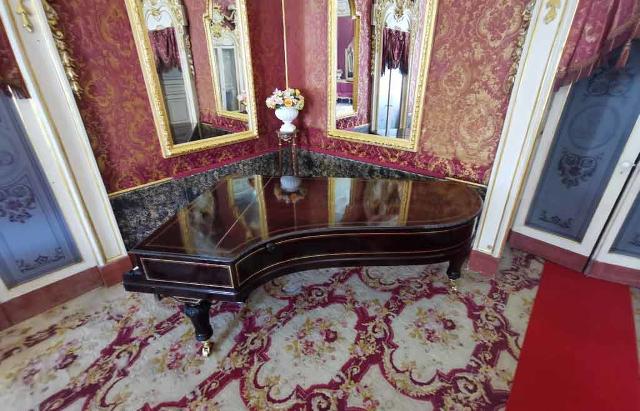 Pianoforte Gran Coda Pleyel Wolff databile 1860 circa perfettamente restaurato, su cui ha suonato anche Richard Wagner. Palazzo Spadaro Libertini, Caltagirone (CT)