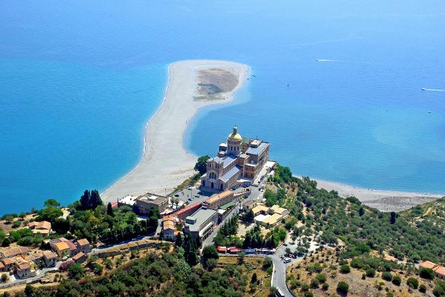 Il Santuario di Tindari e la spiaggia di Marinello