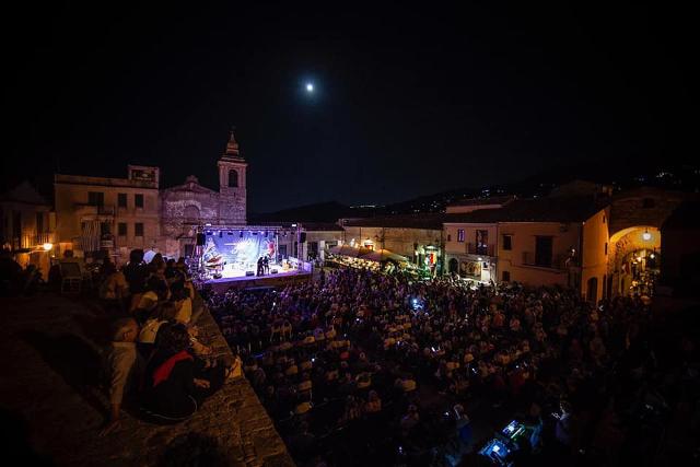 Piazza Castello in una delle edizioni del "Castelbuono Jazz Festival"