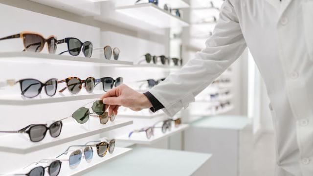 Meglio acquistare gli occhiali da sole in un negozio affidabile e andare prima dall'oculista...